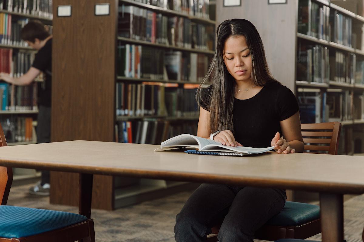 Student studying in Perkins 图书馆